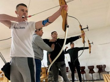 Як у Луцьку стрільбою з лука реабілітують військових. ФОТО