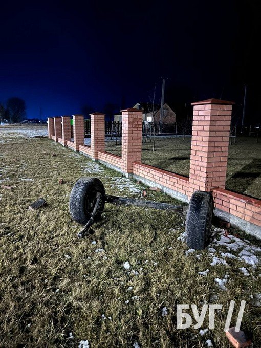 На Волині водій на швидкості влетів у острівок безпеки та зніс кілька знаків. ФОТО
