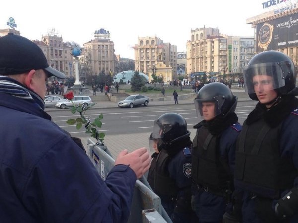 Йолка, Майдан, спецназ і квіти. ФОТО