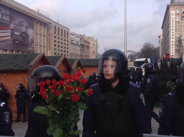 Йолка, Майдан, спецназ і квіти. ФОТО