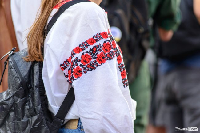 Людей було мало, але прийшли патріоти: у Луцьку відбулася акція «Мова об'єднує». ФОТО