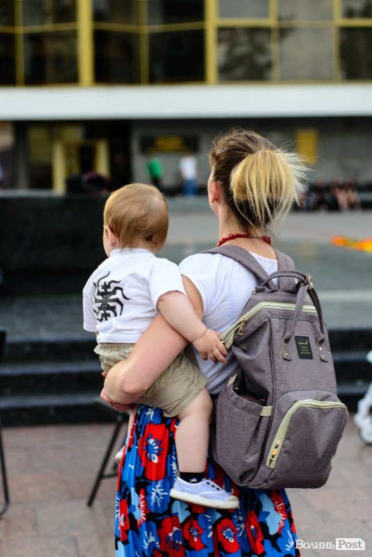 Людей було мало, але прийшли патріоти: у Луцьку відбулася акція «Мова об'єднує». ФОТО