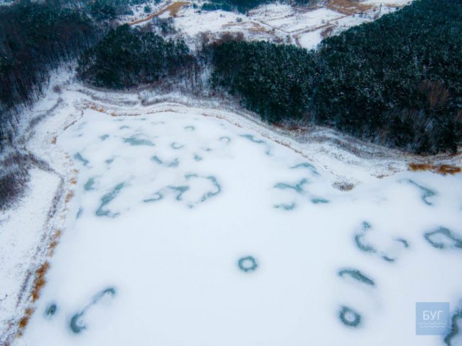 З висоти пташиного польоту показали, як волинське озеро скувала крига. ВІДЕО