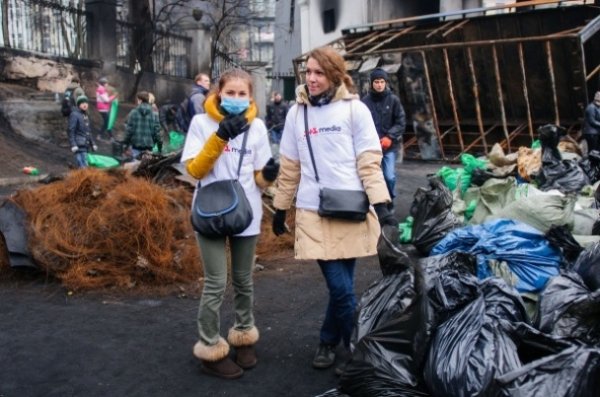 Як зірки прибирали на барикадах. ФОТО