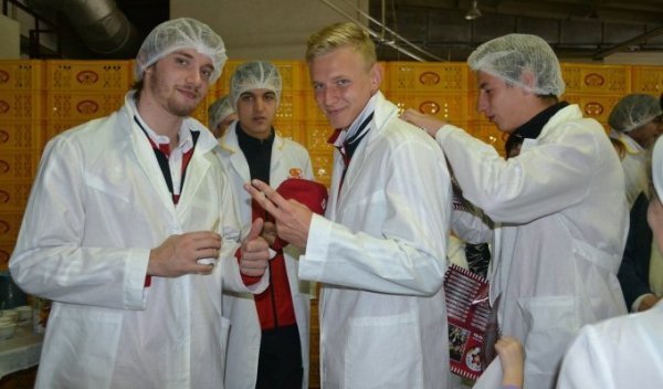  Футболісти  «Волині» подивилися, як печуть хліб. ФОТО