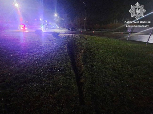 У Луцьку нетверезий водій зніс дорожнє огородження. ФОТО