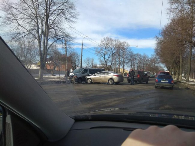 Аварія в Луцьку: в легковика розтрощений «передок»