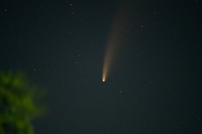 Волинський фотограф «упіймав» в об'єктив камери комету над нічним містом. ФОТО