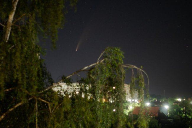 Волинський фотограф «упіймав» в об'єктив камери комету над нічним містом. ФОТО