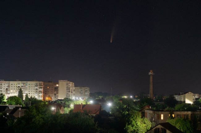 Волинський фотограф «упіймав» в об'єктив камери комету над нічним містом. ФОТО