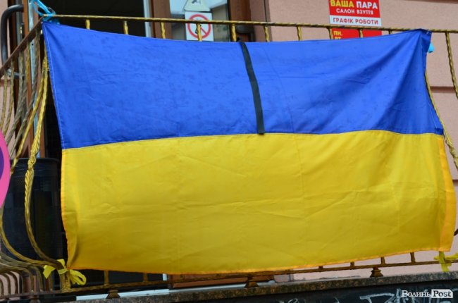 Прапори, пластуни і парасольки: як у Луцьку вшановували пам'ять розстріляних в'язнів. ФОТО