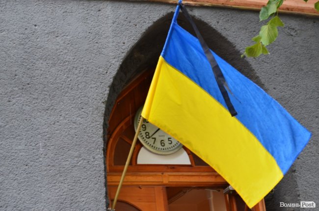 Прапори, пластуни і парасольки: як у Луцьку вшановували пам'ять розстріляних в'язнів. ФОТО