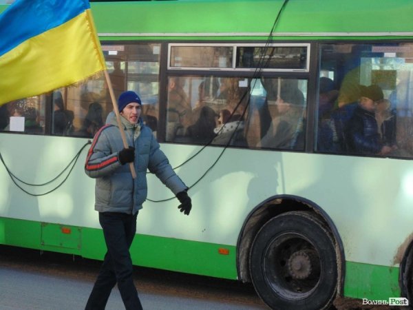 Євромайданівці колоною пройшлися центральною вулицею Луцька. ФОТО