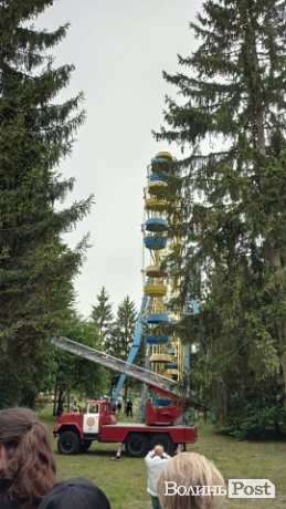 У Луцьку в парку на «чортовому колесі» на висоті застрягли люди. ФОТО. ВІДЕО. ОНОВЛЕНО