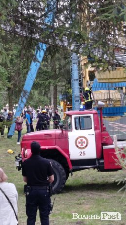 У Луцьку в парку на «чортовому колесі» на висоті застрягли люди. ФОТО. ВІДЕО. ОНОВЛЕНО