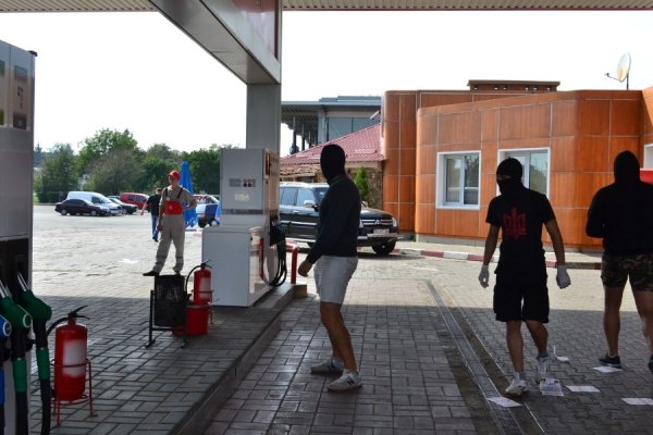 У Луцьку влаштували антипутінську акцію на російській заправці. ФОТО. ВІДЕО