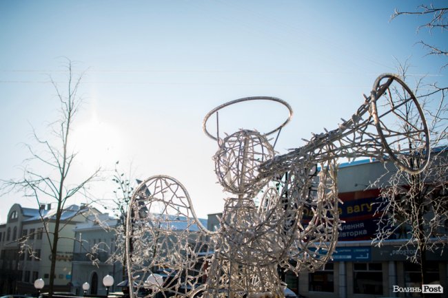 Луцьк – у кришталевій паморозі: казкові світлини різдвяного ранку. ФОТО