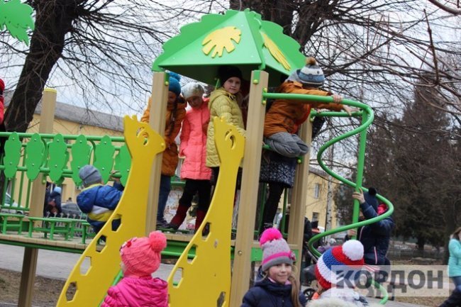 На Волині з'явився новий дитмайданчик  