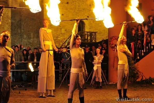 Вогняне шоу у замку (фото Павла Березюка)