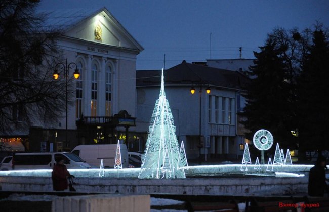 Святкові вогні вечірнього Луцька. ФОТО