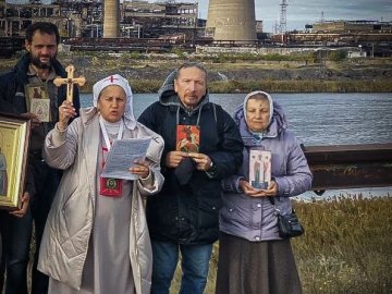 У Маріуполі віряни РПЦ виганяли демонів «Азову» та ЗСУ з території заводу
