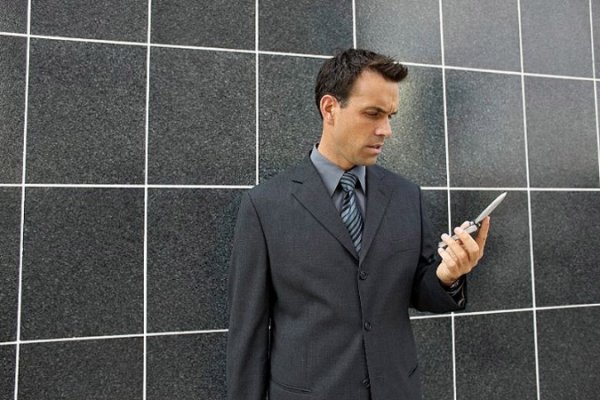  Подивитися час на мобільному і відразу його забути