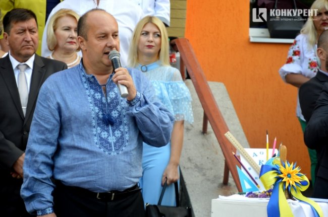 Кульки, бантики і квіти: як луцька школа №1 святкувала перше вересня. ФОТО