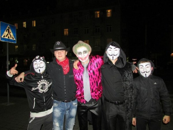 Хелловін у Луцьку: Ку-Клукс-Клан, мерці та тварини. ФОТО