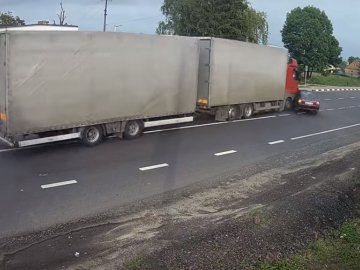 Водійка народилася в сорочці: під Луцьком вантажівка влетіла у легковик. ВІДЕО