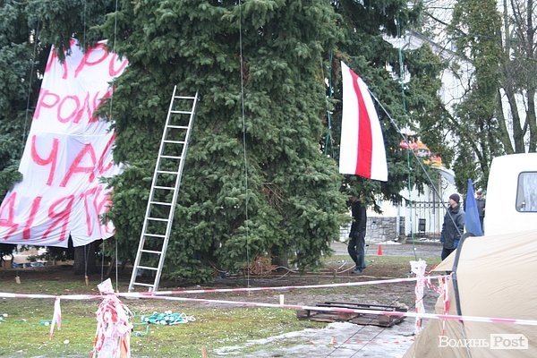 Головні ялинки Луцька почали прикрашати. ФОТО