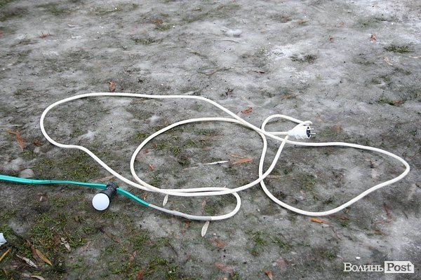 Головні ялинки Луцька почали прикрашати. ФОТО