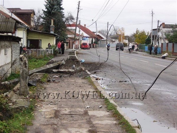 У Ковелі бус «зніс» електроопору ‒ мешканці ніч  просиділи без світла. ФОТО
