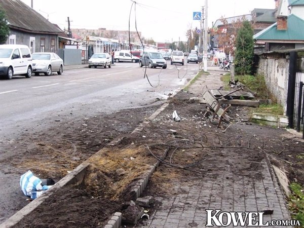 У Ковелі бус «зніс» електроопору ‒ мешканці ніч  просиділи без світла. ФОТО