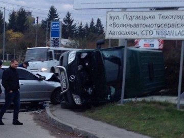 Аварія в Луцьку: бус перекинувся на бік