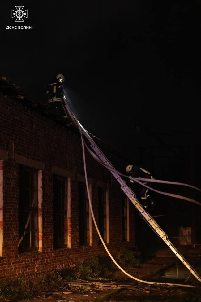 У Луцьку горіла двоповерхова цегляна будівля