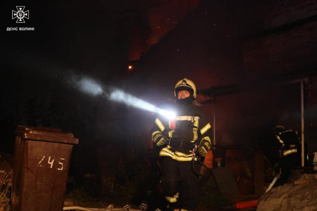У Луцьку горіла двоповерхова цегляна будівля