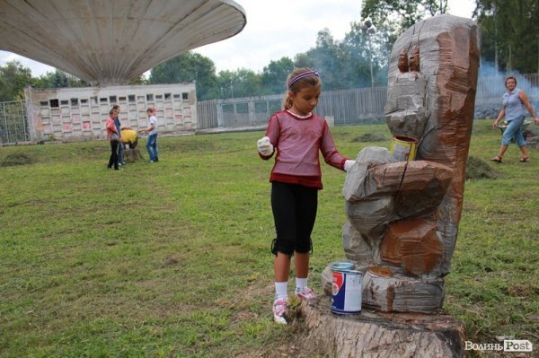 Дерева в луцькому парку перефарбували: почалась акція «Розмалюй фігуру в парку». ФОТО