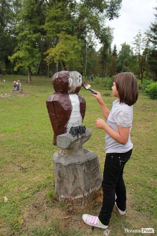 Дерева в луцькому парку перефарбували: почалась акція «Розмалюй фігуру в парку». ФОТО