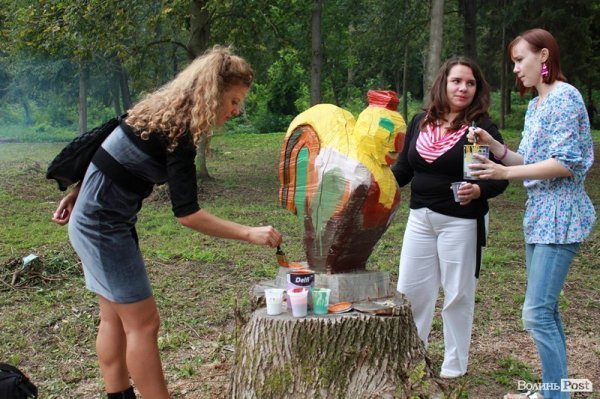 Дерева в луцькому парку перефарбували: почалась акція «Розмалюй фігуру в парку». ФОТО