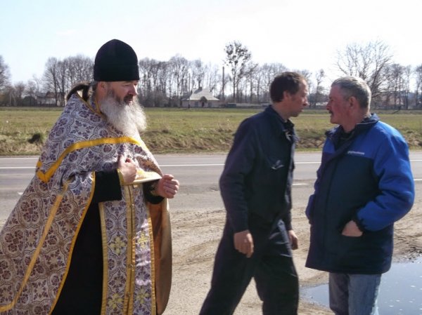 На в'їздах у Луцьк встановили хрести