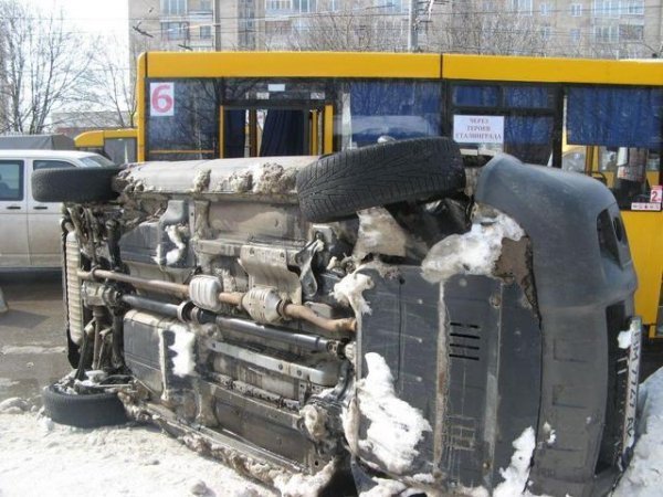 У Сумах Hyundai влетів в маршрутку з пасажирами. ФОТО