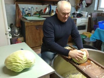 Волинський фермер заготовляє квашену капусту для воїнів на передову. ВІДЕО