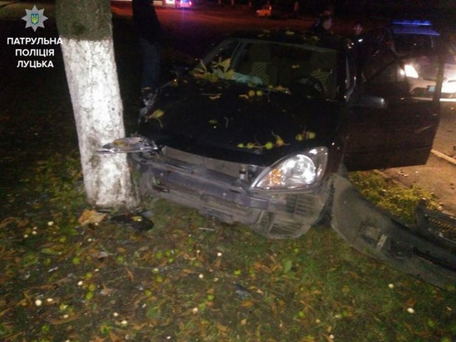 Авто, яке влетіло в дерево в Луцьку, було з СТО