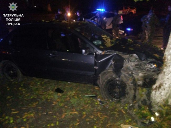 Авто, яке влетіло в дерево в Луцьку, було з СТО