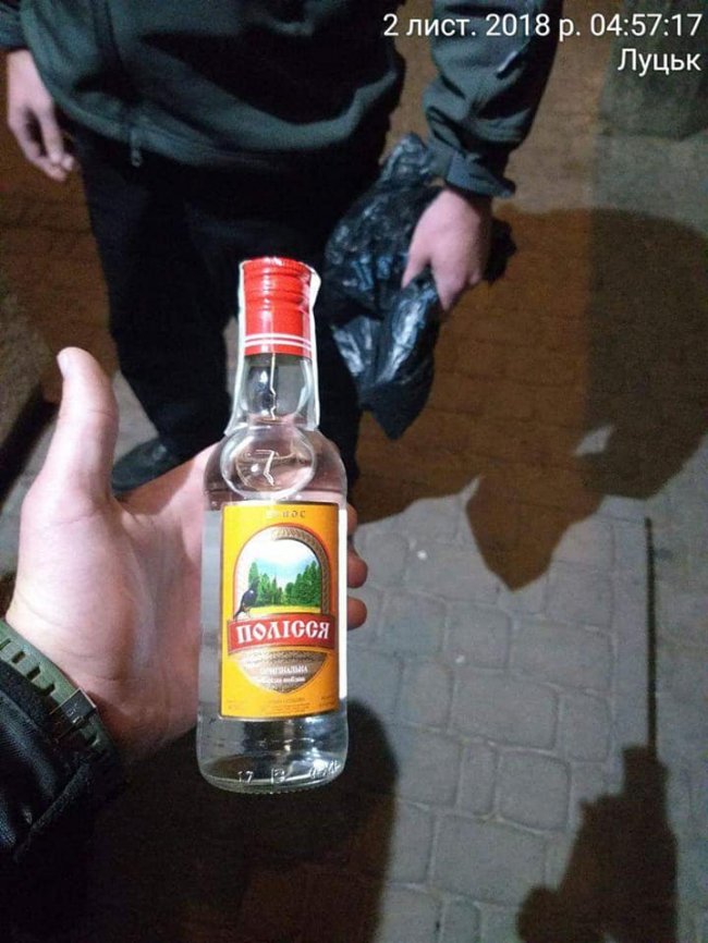 Продавця луцького магазину спіймали на нічній торгівлі спиртним