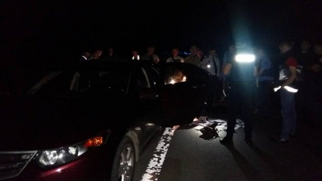 Нічний улов: під Луцьком зупинили авто з бурштином