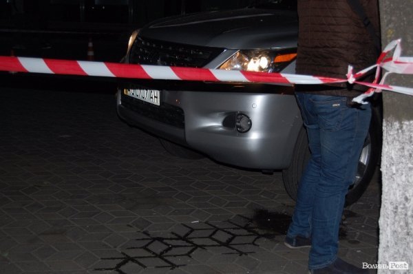 В Луцьку на стоянці біля торгового центру  стався вибух. ФОТО