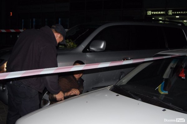 В Луцьку на стоянці біля торгового центру  стався вибух. ФОТО