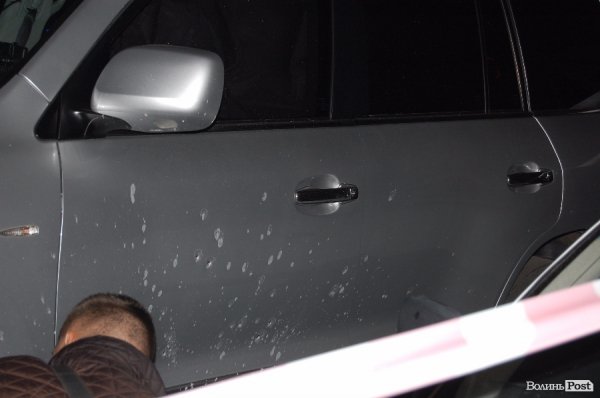 В Луцьку на стоянці біля торгового центру  стався вибух. ФОТО