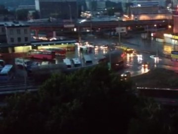 Злива у Києві затопила кілька районів і автовокзал. ВІДЕО